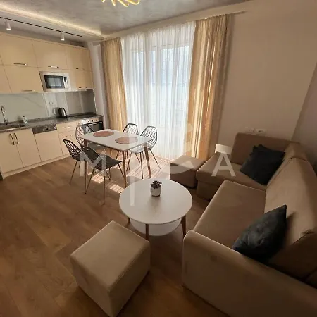 Yacht Club 573 Дуррес