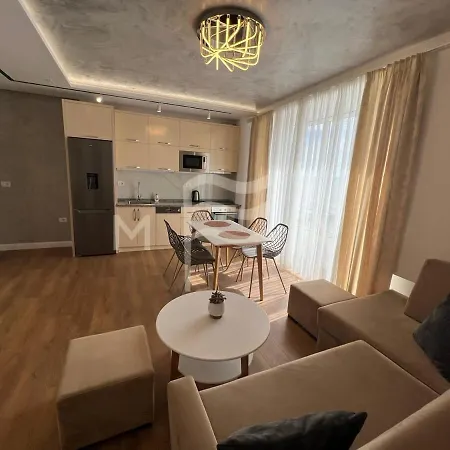 Yacht Club 573 Дуррес