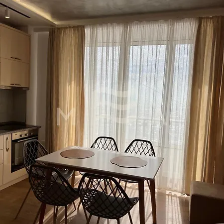 Yacht Club 573 * Дуррес